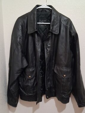 London Fog Men's Vintage Black Distressed Leather Bomber Jacket. (L- Long)